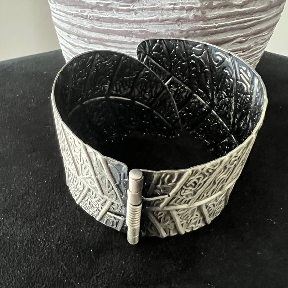Silver metal cuff bracelet - Picture 3 of 3